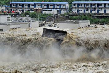 Ett plötsligt jordskred blockerade floden Min, i det område som drabbade hårdast av jordbävningen i Sichuanprovinsen 2008. (Foto från källa i Kina)
