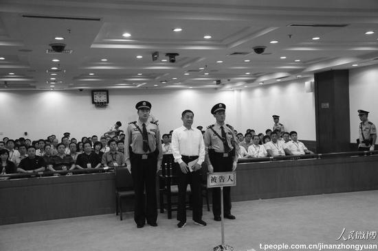 Bo Xilai står mellan två vakter vid domstolen i Jinan, huvudstaden i Shandongprovinsen, på söndagen. Han dömdes till livstids fängelse. (Bild: Weibo.com) 