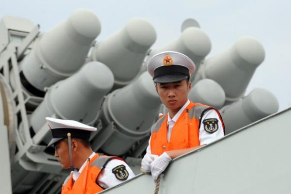 Kinesiska flottister står på däck bredvid en missilfregatt i Manila den 13 april 2010. Experter är oroliga att den kinesiska regimen kommer att etablera en ny försvarszon i Sydkinesiska havet. (Ted Aljibe/AFP/Getty Images)