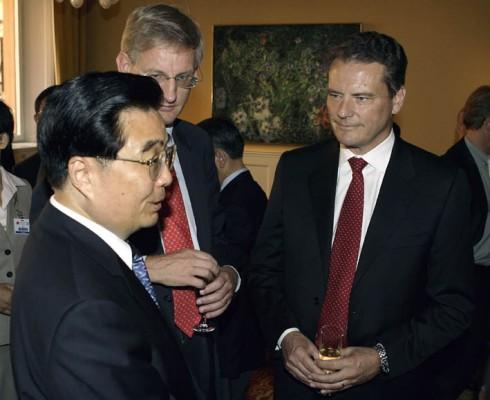 Kinas president Hu Jintao, utrikesminister Carl Bildt och Ericssons VD Carl-Henrik Svanberg på Rosenbad i samband med undertecknandet av ett avtal om utbyggnd av GSM-nätet i Kina. (Foto: Sven Nackstrand/AFP)