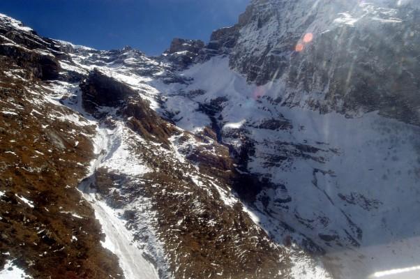 En kanadensisk uppfinning ska hjälpa till att upptäcka laviner. Bilden visar en lavin på Mount Kangaro i Nepal som tog livet av elva bersbestigare i oktober 2005.(Foto: Bikash Rauniyar AFP)