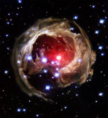 Runt kolstjärnan V838 Monocderotis finns kolstoft. (Foto: NASA / AFP)