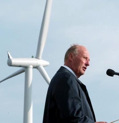 Nordisk energiforskning ska få 75 miljoner av Nordiska ministerrådets energiorgan. Här är Norges Kung Harald vid invigningen av en norsk vindkraftspark 2002. (Foto: Björn Sigurdsen Scanpix/AFP)