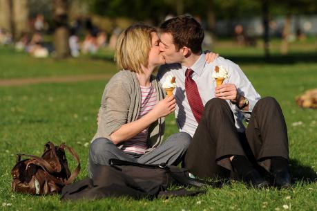 Ett par kysser varandra i St James Park i London och förbättrar samtidigt immunförsvaret, enligt en tysk psykolog. (Foto: Ben Stansall/AFP)