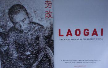 Bild av den nya boken: Laogai: The Machinery of Repression in China, publicerad av Umbrage. (Foto: Charlotte Cuthbertson/The Epoch Times)
