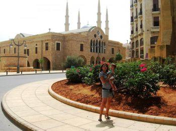En kvinna med sitt barn i dagens Beirut, Libanon. I bakgrunden syns en kyrka och en moské sida vid sida. (Epoch Times)