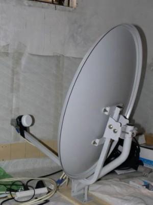En parabolantenn redo att installeras. De här antennerna, som kallas "små öron", används för att ta emot signalen från den oberoende TV-stationen New Tang Dynasty TV inuti Kina. (Foto: Minghui.org)
