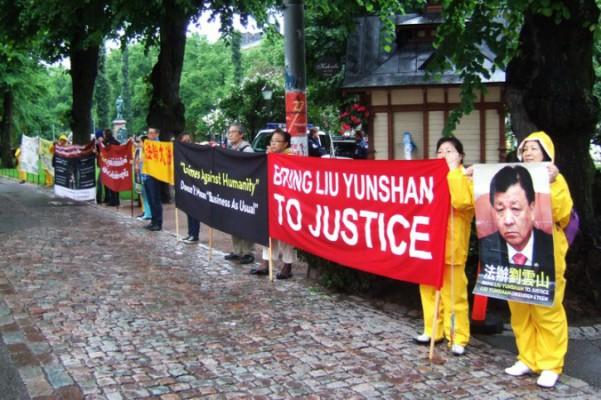 Falun Gong-utövare i Finland protesterade mot Liu Yunshan under hans besök. Liu var i Finland den 12-15 Juni. (Foto: Epoch Times)

