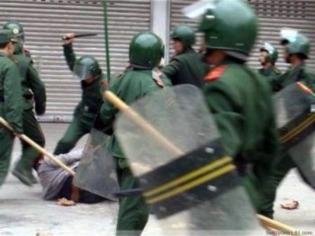 En man i Longnan misshandlas av kravallpolis i samband med oroligheter i november 2008. (Bilder tillhandahållna av internetanvändare i Kina) 