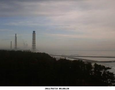 Bilden är tagen med en webbkamera kallad “fukuichi” nära det första kärnkraftverket i Fukushima. På morgonen den 19:e mars kunde rökmoln fortfarande synas. (Foto: från Tokyo Electric Powers hemsida)
