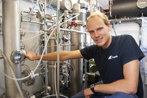 Gustaf Ernest sköter ozonreaktorn i testpilot Gryaab. (Foto: Ellinor Günter)
