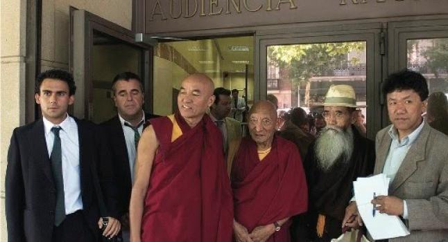 (Fr. vä) Advokat José Elías Esteve, Alan Cantos, ordförande i tibetanska stödkommittén, de buddhistiska munkarna Palden Gyatso och Jigme Takma Tsnagpo, som tillbringade 37 år i ett fängelse gränsande till Lhasa, vid den spanska högsta domstolen i Madrid, Spanien. (Ester Lee , Flickr)