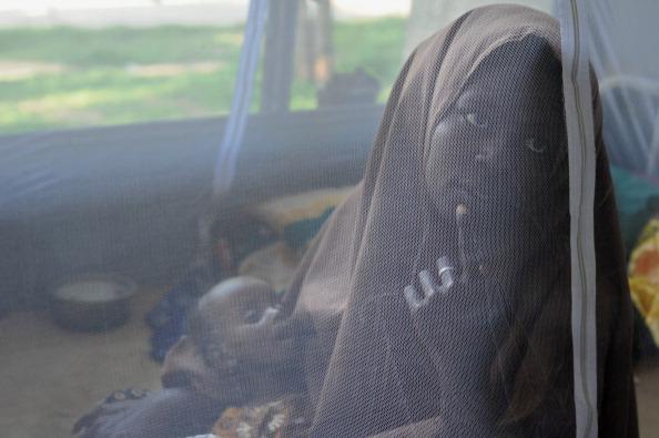 Halimu Mohamed och hennes dotter Hibo sitter under ett moskitnät i Mogadishu, Somalia. Utdelning av moskitnät och bättre testmetoder i Afrika har hjälpt till att rädda miljontals liv, säger WHO i en ny malariarapport. Foto: Roberto Schmidt/Getty Image