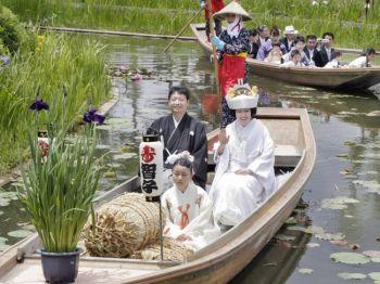 En bröllopsprocession i Iristrädgården i staden Katori, nordost om Tokyo, 2007. (Foto: Yoshikazu Tsuno/AFP/Getty Images)