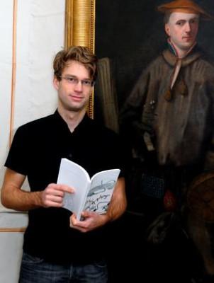 Martin Nervall framför Linnés porträtt med sin avhandling i handen. (Foto: Teddy Thörnlund/Uppsala universitet)
