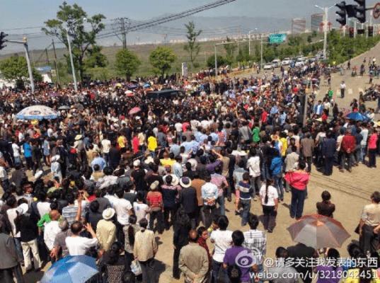 Över 1 000 bybor protesterade mot våldsamma landexproprieringar framför den lokala regeringsbyggnaden i Taiping, i staden Shaotong i Yunnanprovinsen, den 13 maj. (Skärmdump/Jasmineplaces)