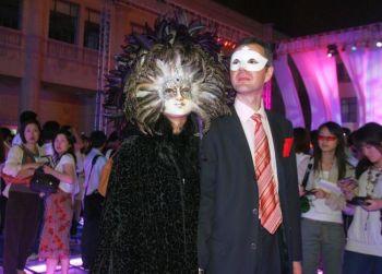 Artister på catwalken under 2007 års miljonärsmässa i Shanghai. De extrema konsumtionsvanor som Kinas "rika andra generation" lagt sig till med har chockerat många människor över hela världen. (Foto: China Photos/Getty Images)