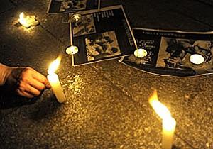 Ljus och foton utgör ett improviserat altare för Sichuans jordbävningsoffer.
