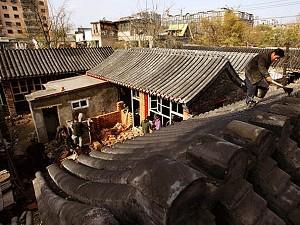 Kinesiska arbetare bygger traditionella hus i Peking. (Guang Niu/Getty Images)