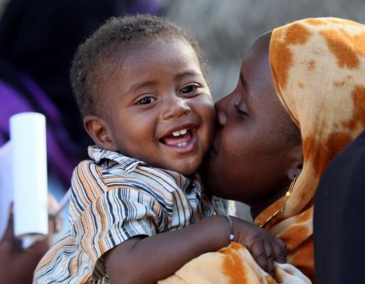 Att ge sina barn mycket kärlek i form av blöta pussar kan skydda barnet mot allergi visar ny forskning. (Foto: Thomas Coex/AFP)