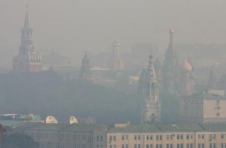 Rök från skogs- och myrbränder låg tät över Moskva på onsdagen. (Foto: Natalia Kolesnikova/AFP/Getty Images)