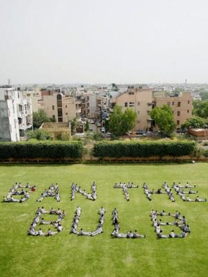 Indiska skolbarn gjorde en formation av texten "Ban the Bulb" (Förbjud glödlampan) i New Delhi som ett led i en Greenpeacekampanj för att förbjuda glödlampor och ersätta dem med lågenergilampor. Det var i maj år 2007. (Foto:Manan Vatsyayana / AFP)