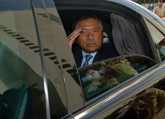 Pakistans president Pervez Musharraf lämnade igår in sin avskedsansökan. Den mottogs varmt av stora delar av folket. (Foto: AFP)