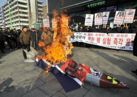 Sydkoreanska aktivister bränner en bild av Nordkoreas ledare Kim Jong-Un under en demonstration mot Nordkoreas senaste kärnvapenprov i Seoul den 13 februari 2013. (Foto: Jung Yeon-Je/AFP/Getty Images)