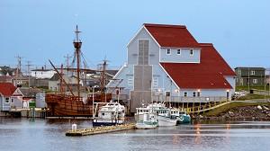 En fullskalig kopia av John Cabot's båt står i dockan på andra sidan Harbourview Bed &amp; Breakfast i Bonavista, Newfoundland, Canada. (Foto: Jan Jekielek/ The Epoch Times)
