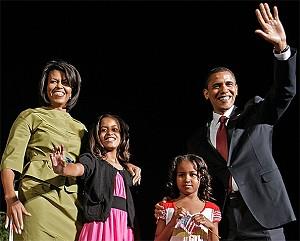 Senator Barack Obama och hans hustru Michelle Obama med döttrarna Sasha och Malia på ett valmöte i deltaten Iowa den 20 maj 2008 (Foto: Chip Somodevilla/Getty Images)