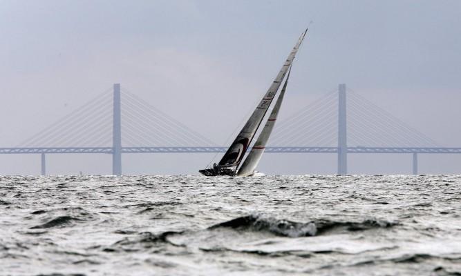 En segelbåt närmar sig Öresundsbron. (Foto: Sven Nackstrand/ AFP)