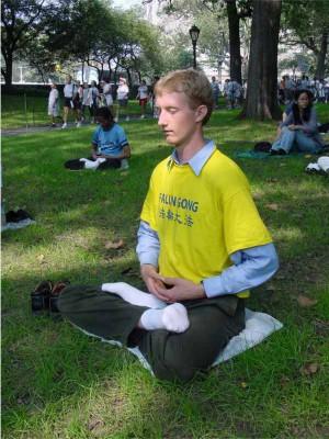 Falun Gongs övningserie består av fyra stående och en sittande övning. (Foto: Clearwidom.net)