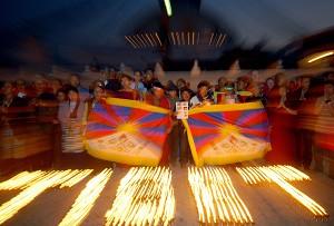 Drygt 500 exiltibetaner höll en oljelampsvaka i Katmandu för att visa sitt stöd för de protesterande i det Kina-kontrollerade Tibet. De fördömde Kinas agerande över hela världen. (Foto: Prakash Mathema/AFP/Getty Images)