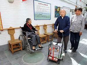 Pensionären Wang Zhehua, 65 år, (till vänster) och 93-årige rumskamraten Han Ruilan (mitten) vid äldreboendet Jia De i utkanten av Peking.