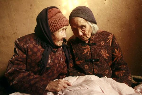 Troligen finns världens äldsta tvillingar i Weifang i Kina. Systrarna föddes 1905 och är i dagsläget 104 år gamla. (Foto: AFP)