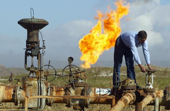 Arbetare på ett oljefält norr om staden Kirkuk, Irak. För Irak innebär de låga oljepriserna stora intäktsbortfall som påverkar landet hårt. Foto: Karim Sahib/AFP/Getty Images