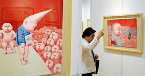 Målningar som skildrar Kinas kulturrevolution. Alltmedan Kina slåss mot utländsk kritik mot landets Tibet-politik har man återigen dammat av sina gamla propaganda-manualer från kulturrevolutionen. (Foto: Mark Ralston/AFP/Getty Images)