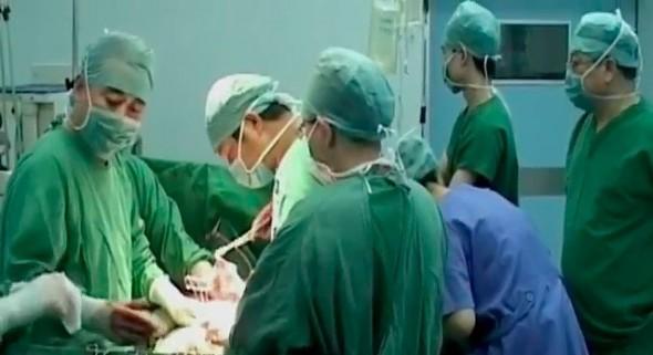 Skärmdump från minidokumentären ”Killed for Organs: China's Secret State Transplant Business.” Den tyska tidningen Die Zeit har påpekat hur västländer är medskyldiga till de organstölder som pågår i Kina. (Med tillstånd från NTD Television )