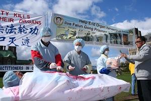 Demonstration av organstölder från Falun Gong-utövare i Kina, under en manifestation i Kanada. (Foto: Noé Chartier/The Epoch Times)