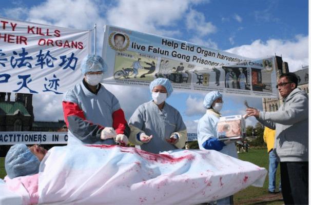En dramatisering av organstölder från Falun Gong-utövare vid en manifestation i Ottawa, Kanada, 2008. Nya rapporter från Kina tyder på att den kinesiska regimen tar fram en databas för organmatchning med hjälp av DNA-prov från Falun Gong-utövare som inte sitter fängslade. (Epoch Times) 