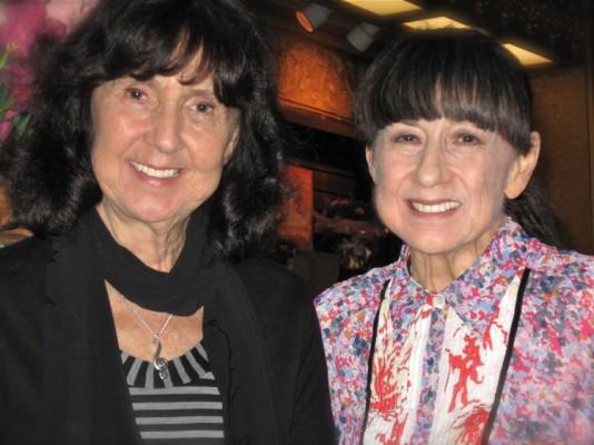 Systrarna och sångerskorna Beverley Sheehan och Judith Durham såg Shen Yun Performing Arts föreställning på Regent Theatre i Melbourne. (Foto: Leigh Smith/The Epoch Times)