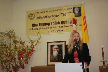 Penelope Faulkner, talesperson för Parisbaserade internationalla buddhistiska informationsbyrån, uttalar sig mot Vietnams förföljelse av buddhismen, Vietnams största religion, under en föreläsningsturné i Australien i juni 2009. (Foto: Penelope Faulkners arkiv)