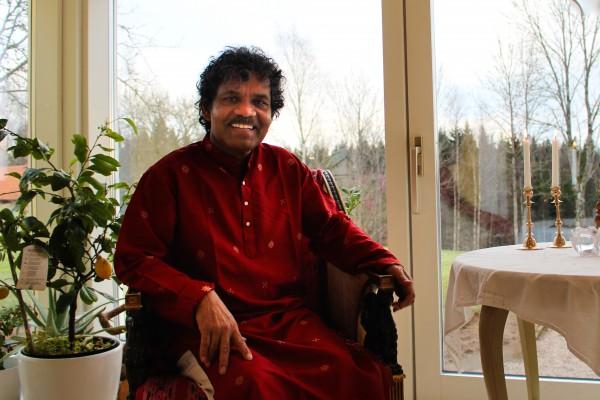 PK Mahanandia i sitt hem utanför Borås. (Foto: Susanne W Lamm/ Epoch Times)
