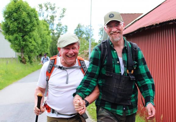 Olle Sahlström och Pake Hall fortsätter vandringen efter lunch, muntra trots det allvarsamma temat. (Foto: Susanne W Lamm/ Epoch Times Sverige)
