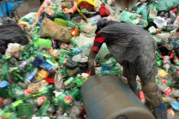 En man sorterar plast som ska återvinnas vid en återvinningscentral i Jardim Gramachio, Brasilien. (Foto: Spencer Platt /Getty Images)