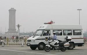 Polisbilar cirkulerar kring Himmelska fridens torg för att öka bevakningen inför det kinesiska kommunistpartiets 17:e kongress. (Foto: Getty Images)
