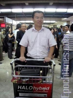 Qiu Mingwei, tidigare journalist för statens officiella tidning Folkets dagblad, vid den indonesiska flygplatsen. Efter att ha flytt Kina söker han politisk asyl i Indonesien. (Foto: Wu Xue'er/The Epoch Times)