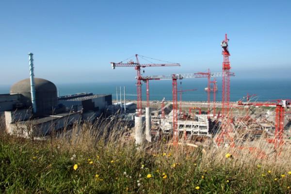 I västra Frankrike byggs en ny reaktor och den här byggarbetsplatsen besöktes i oktober 2008 av den italienske utvecklingsministern Scajola. Italien har introducerat en energiplan som ska jämna vägen för kärnkraftens kontroversiella återkomst, skriver AFP. (Foto: Kenzo Tribouillard / AFP Photo) 
