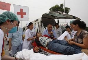 Läkare flyttar en överlevande från skalvet till Tyska Röda Korsets fältsjukhus som upprättades för kinesiska jordbävningsoffer i Sichuanprovinsen den 26 maj 2008. Personerna på bilden och Tyska Röda Korset har inget direkt samband med artikeln. (China Photos/Getty Images)