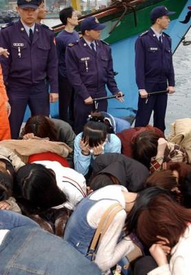 Kineser har flytt illegalt utomlands i många år. Ett 40-tal greps av Taiwans kustbevakning 2003. (Foto: AFP)